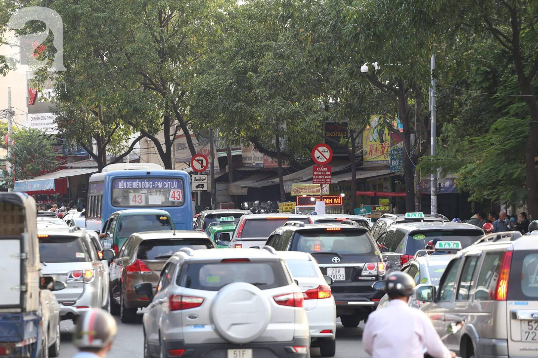 nguoi sai gon un un ve que nghi le khien cac tuyen duong ket cung uot mo hoi mua ve tai ben xe mien dong