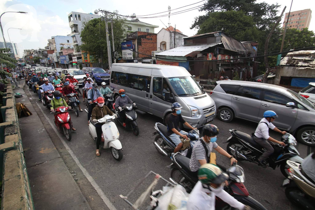 nguoi sai gon un un ve que nghi le khien cac tuyen duong ket cung uot mo hoi mua ve tai ben xe mien dong