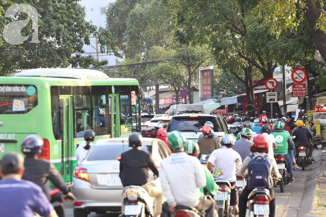 nguoi sai gon un un ve que nghi le khien cac tuyen duong ket cung uot mo hoi mua ve tai ben xe mien dong