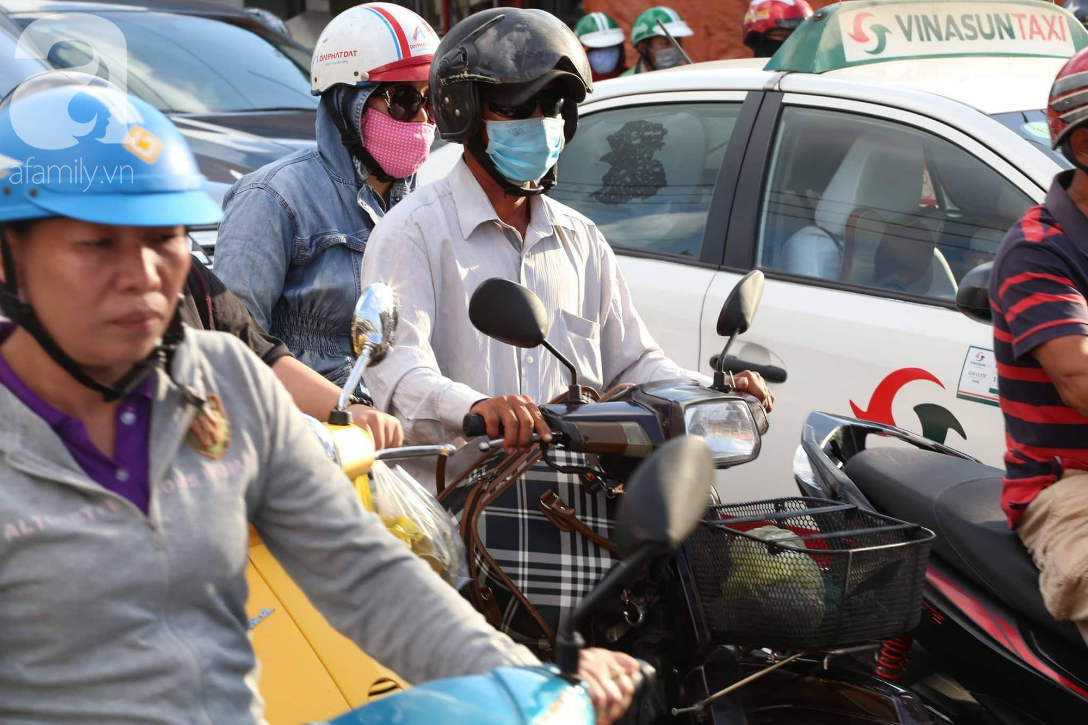 nguoi sai gon un un ve que nghi le khien cac tuyen duong ket cung uot mo hoi mua ve tai ben xe mien dong