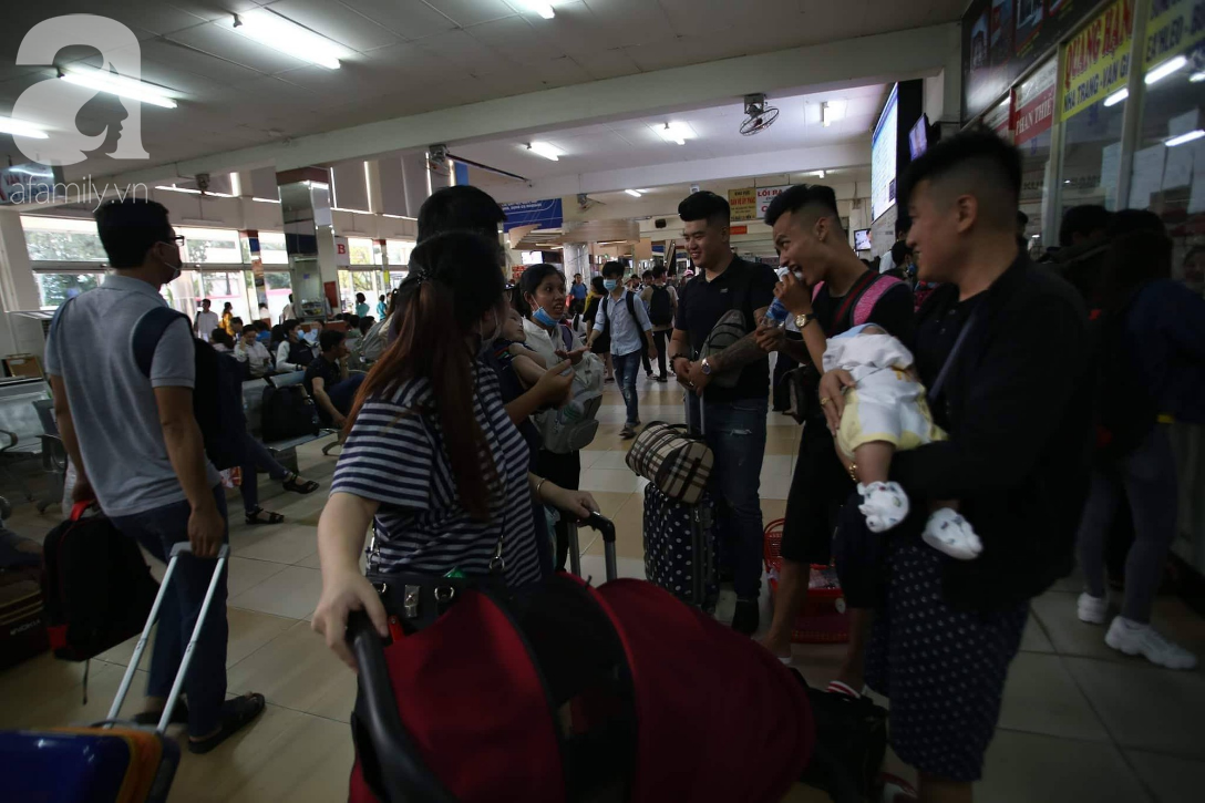 nguoi sai gon un un ve que nghi le khien cac tuyen duong ket cung uot mo hoi mua ve tai ben xe mien dong