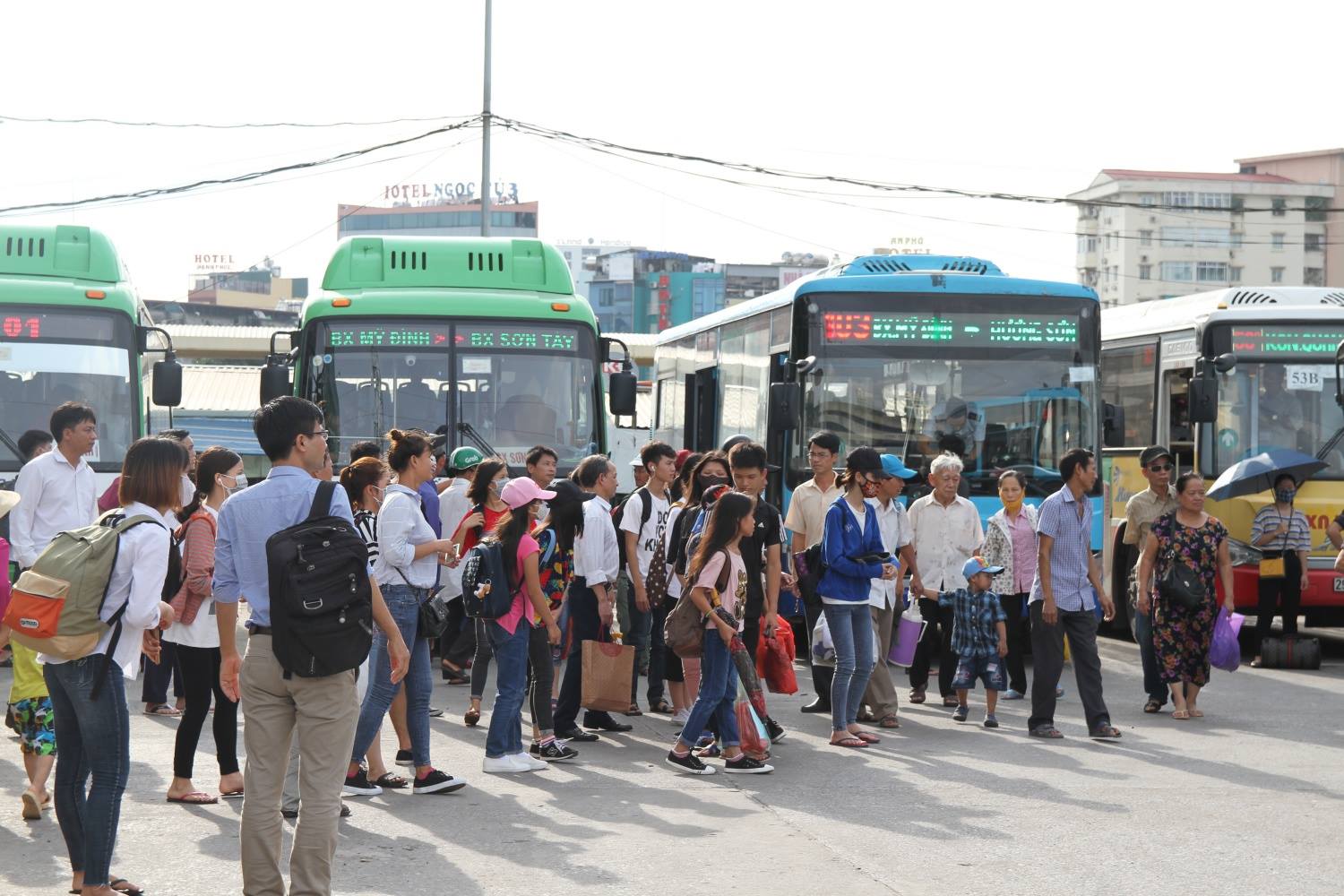 nguoi dan roi thanh pho ve nha bat dau ky nghi le