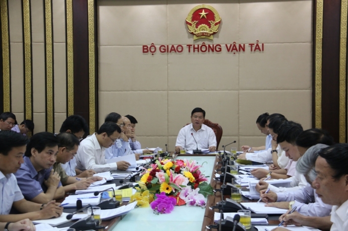 bo truong thang chi dao nghien cuu quy dinh dan logo tren o to