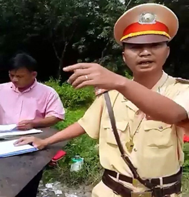 dinh chi 3 canh sat giao thong trong clip danh nguoi chay mau mieng