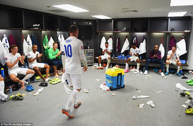 rooney an mung ky luc tu phong thay do toi nha hang