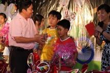 mang chi hang chu cuoi den voi tre em ngheo