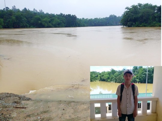 hoc sinh lop 11 cuu thay co giua dong nuoc lu