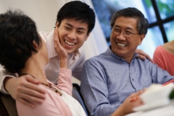 50 tuổi, chồng tôi vẫn bị mẹ coi là con nít