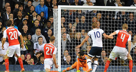 flamini toa sang arsenal vuot qua tottenham