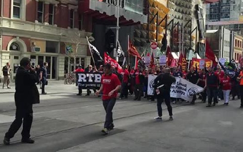 nguoi viet mat viec vi nhan vien tau dien o melbourne dinh cong