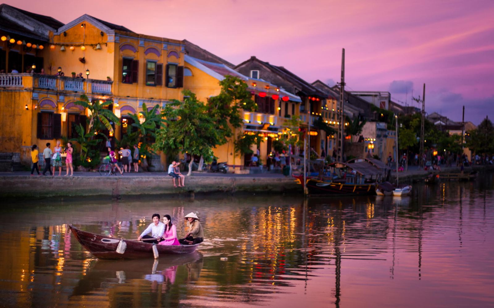 nhung con pho lung linh ruc ro mua tet trong trang