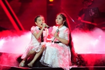 phuong khanh va hong minh khien huan luyen vien noi da ga