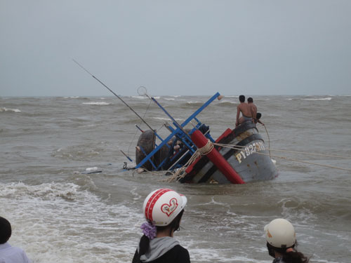 da cuu duoc 38 ngu dan troi tren bien do tau ca gap nan