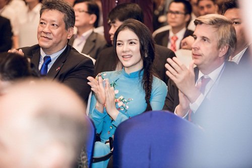 nhung ta ao dai duyen dang cua my nhan viet khi gap tong thong phap