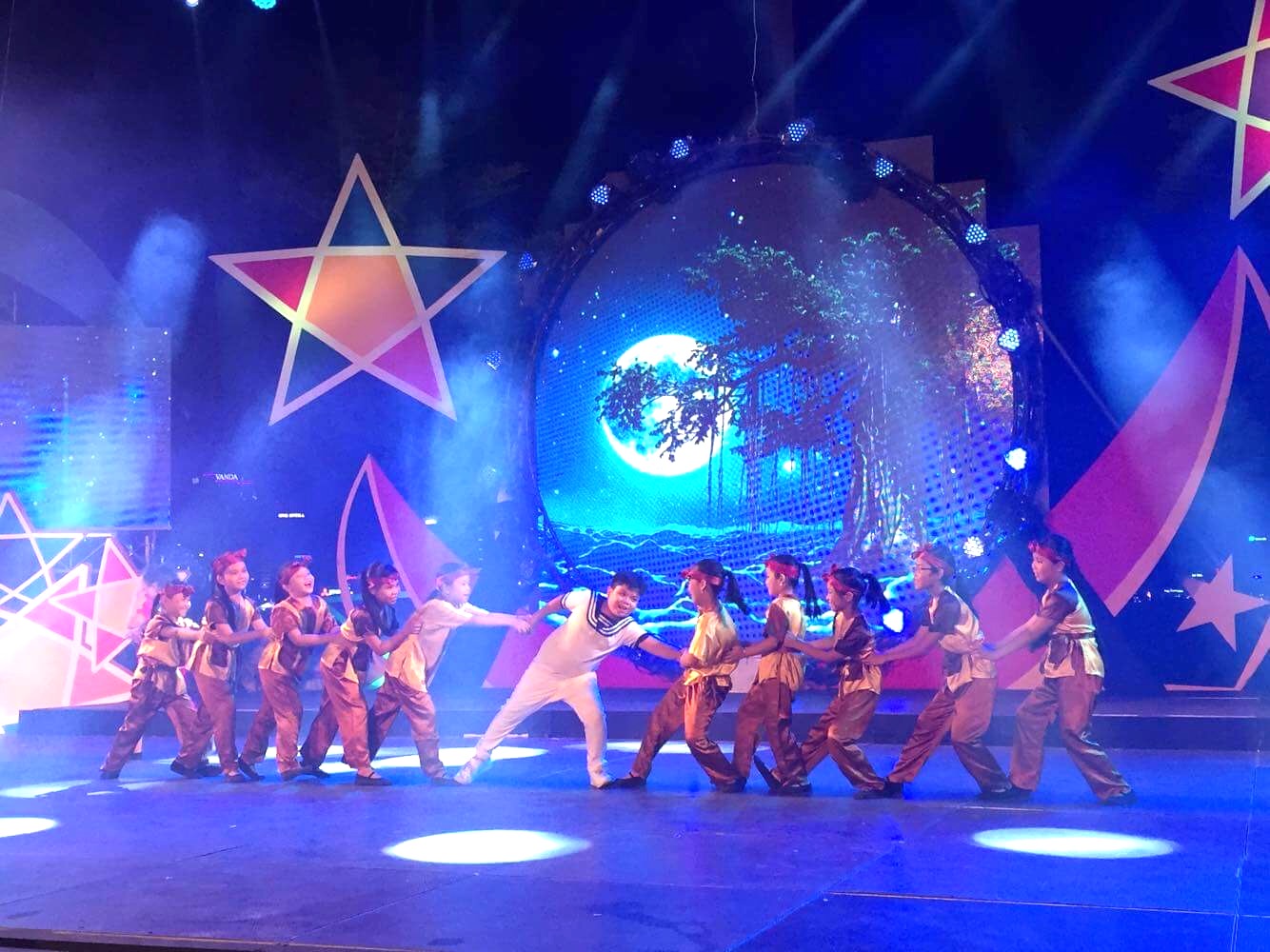 le hoi mat trang thap sang uoc mo thieu nhi viet nam 2016