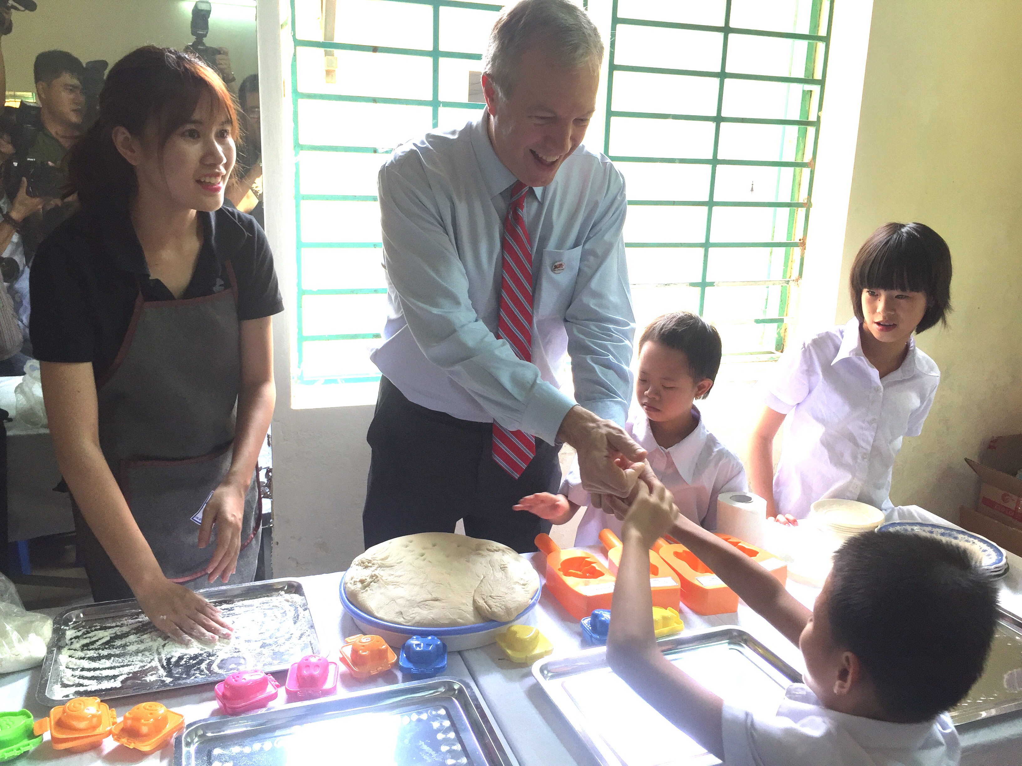 dai su my don tet trung thu cung tre em lang huu nghi viet nam