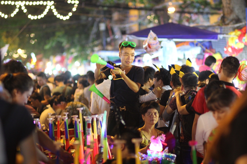 trung thu nhon nhip tren pho hang ma