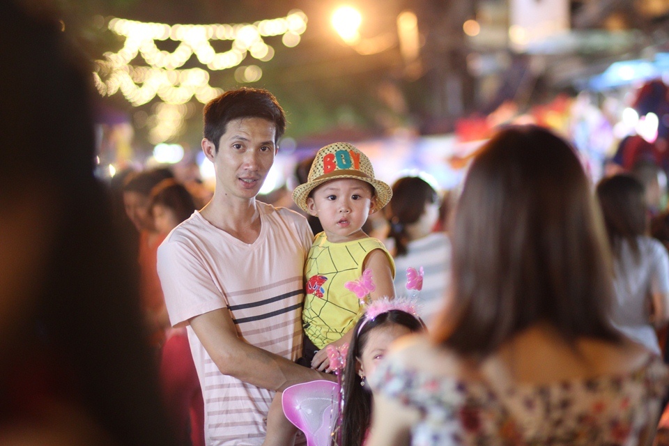 trung thu nhon nhip tren pho hang ma
