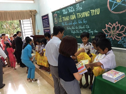 bao thoi dai tang qua trung thu cho hoc sinh truong thanh loi