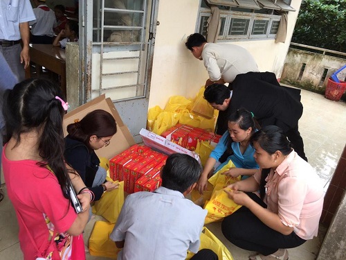 bao thoi dai tang qua trung thu cho hoc sinh truong thanh loi