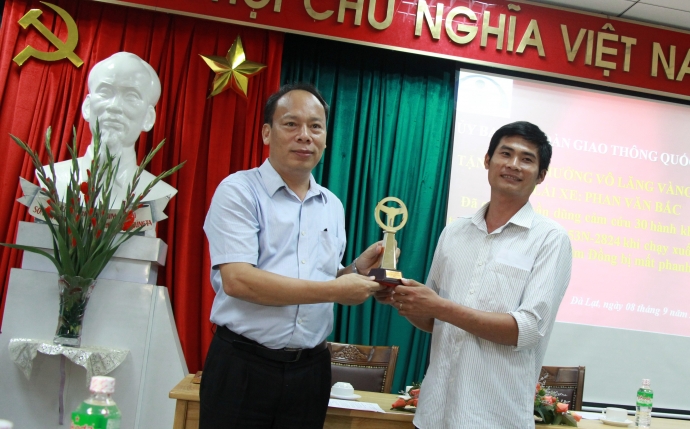 nguoi hung deo bao loc chia thuong cho tai xe xe khach