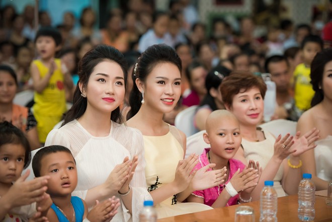dan nguoi dep hhvn 2016 vui trung thu cung cac em nho mac benh hiem ngheo