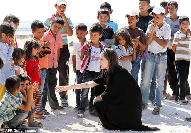 angelina jolie tham tre syria ti nan o jordan