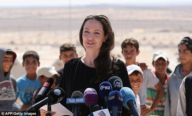 angelina jolie tham tre syria ti nan o jordan
