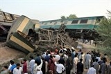 tau hoa dam nhau o pakistan hang tram nguoi thuong vong