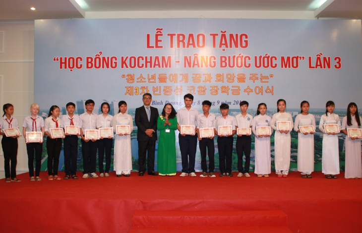 kocham trao hoc bong 594 trieu dong cho hoc sinh ngheo vuot kho tinh binh duong