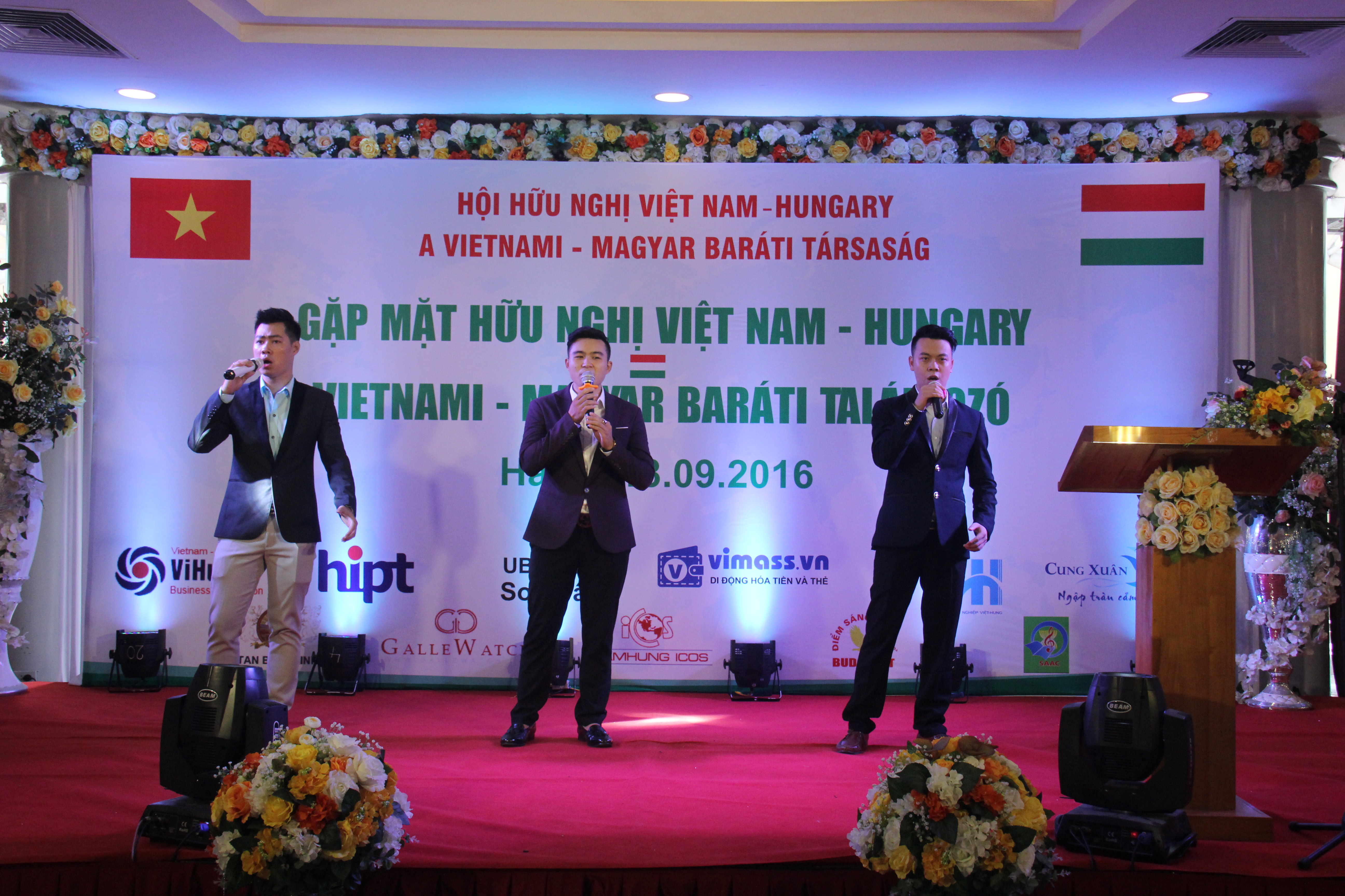 gap mat giao luu huu nghi ky niem quoc khanh viet nam hungary