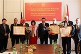 trao huan chuong huu nghi cho mot so to chuc va ban be duc