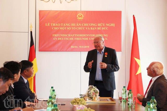 trao huan chuong huu nghi cho mot so to chuc va ban be duc