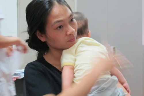 cau be 1 tuoi mac chung khoc nhu tieng meo keu