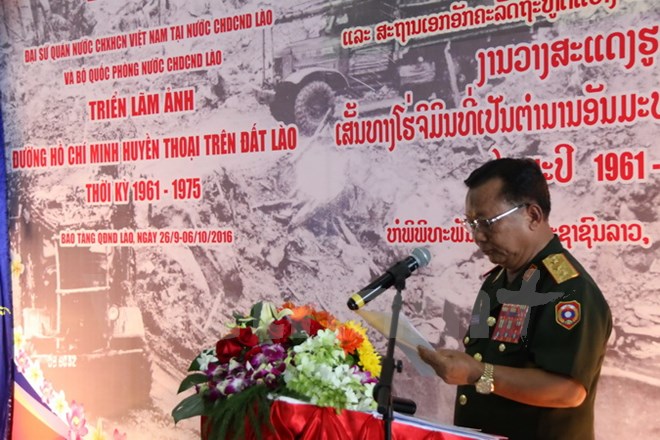 khai mac trien lam anh duong ho chi minh huyen thoai tren dat lao