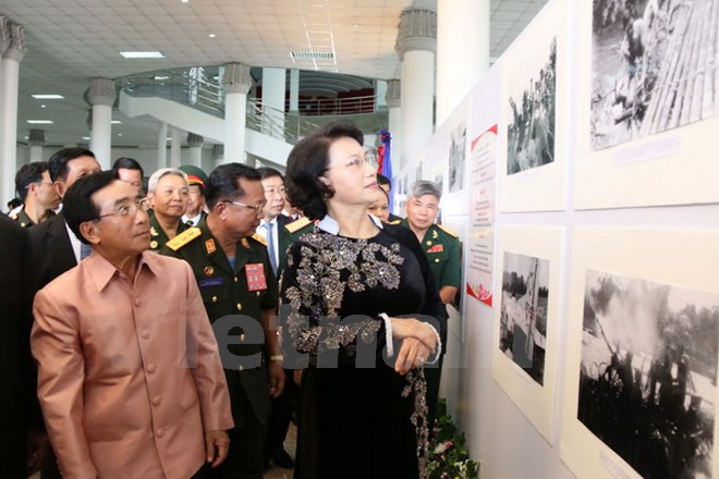 khai mac trien lam anh duong ho chi minh huyen thoai tren dat lao