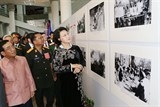 khai mac trien lam anh duong ho chi minh huyen thoai tren dat lao