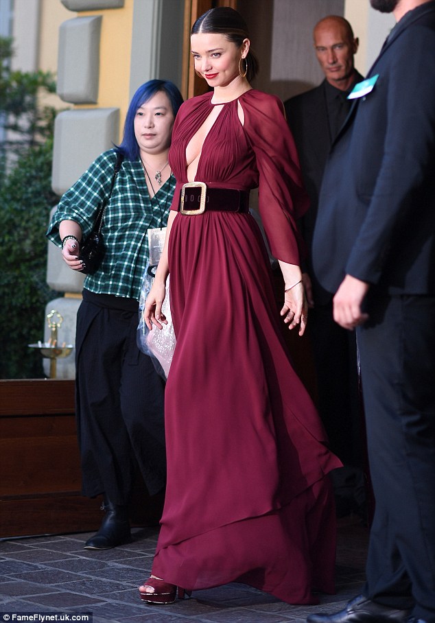 miranda kerr day cuon hut trong tuan le thoi trang milan