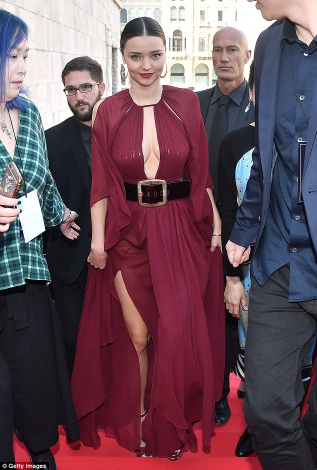 miranda kerr day cuon hut trong tuan le thoi trang milan