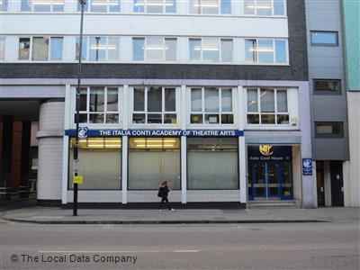 ben trong ngoi truong sang chanh chuyen dao tao ngoi sao ma be harper beckham dang theo hoc