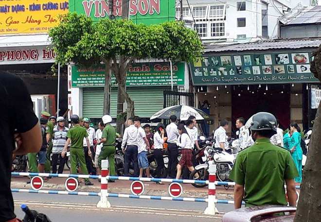 dong nai hai thanh nien xong vao ngan hang uy hiep cuop tien giua ban ngay