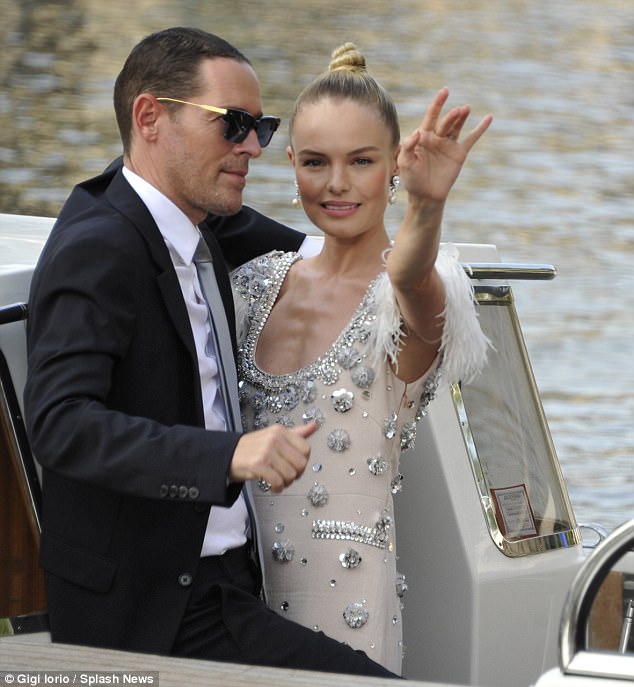 my nhan goi tinh nhat hollywood lo than hinh tro xuong khi khoa moi chong tai lhp venice