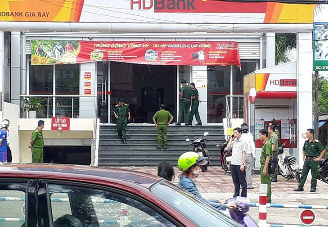 vu cuop ngan hang o dong nai doi tuong dung bom tu tao uy hiep nhan vien