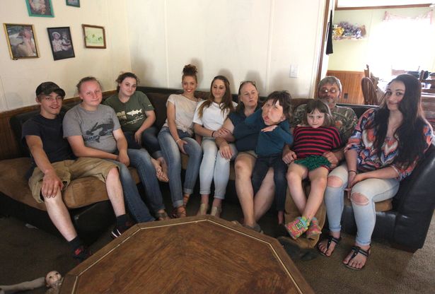 be gai 9 tuoi mac chung benh la lung khong ten trai qua vo so cuoc phau thuat