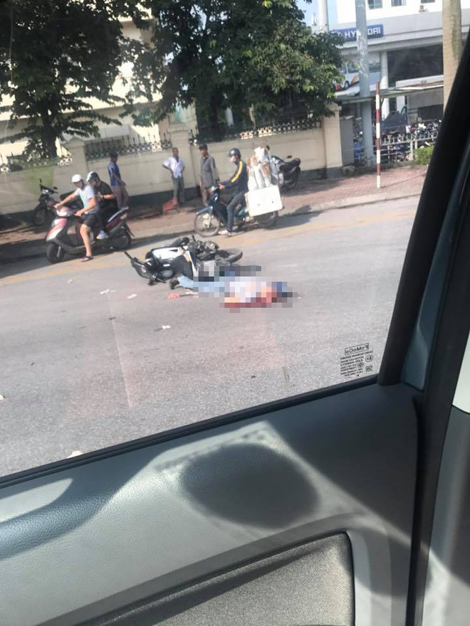 ha noi nam thanh nien di xe may tu vong sau khi bi xe khach can qua nguoi