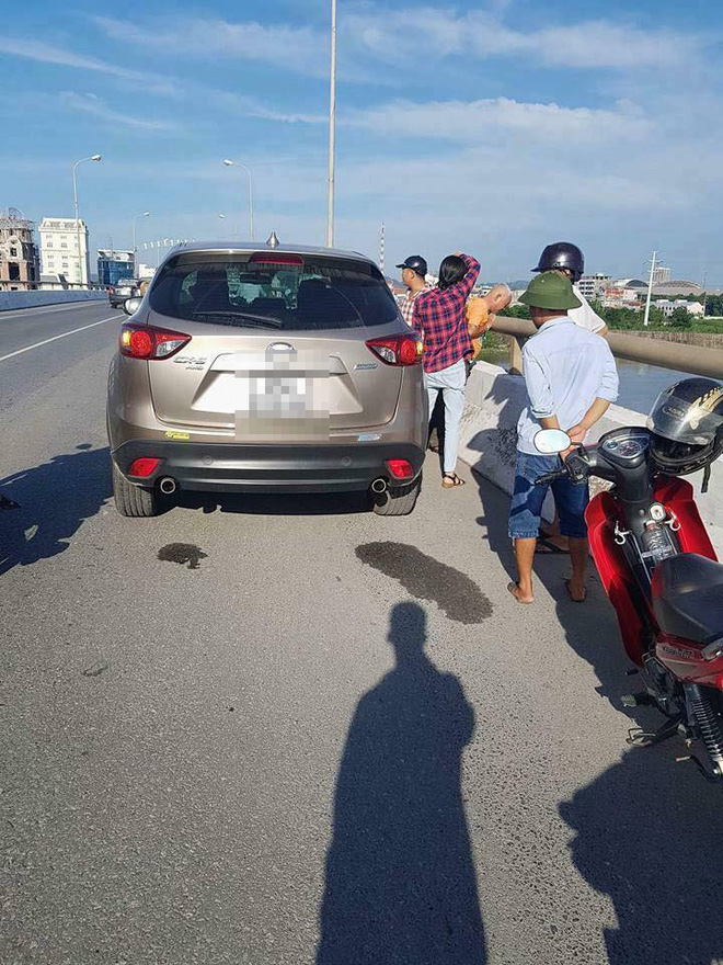 ninh binh nam thanh nien bo xe lai xe oto tren cau roi nhay xuong song tu tu