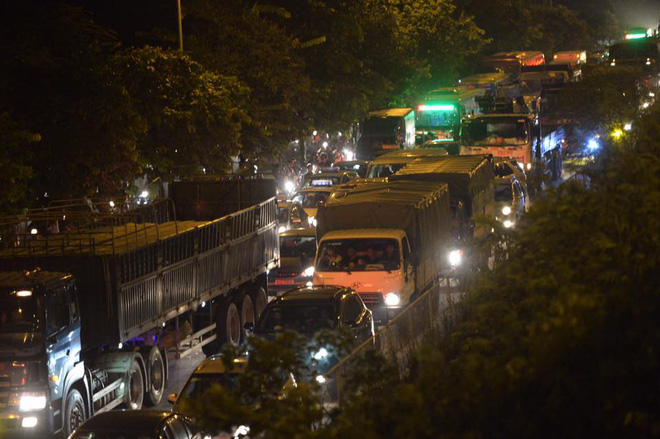 dung xe chuyen dung ngan dong phuong tien qua lon tu cao toc phap van cau gie