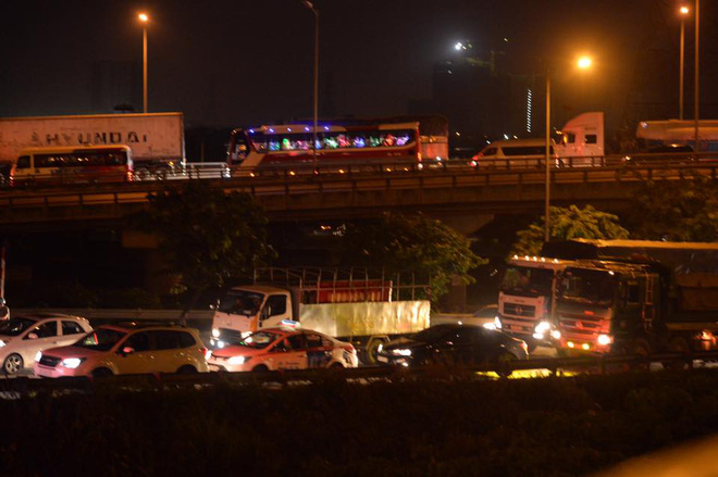 dung xe chuyen dung ngan dong phuong tien qua lon tu cao toc phap van cau gie