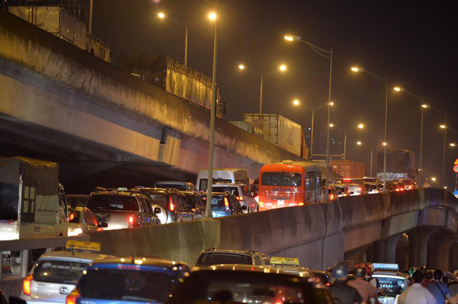 dung xe chuyen dung ngan dong phuong tien qua lon tu cao toc phap van cau gie