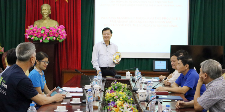 to chuc kfhi trao qua cho hoc sinh ngheo tai phu tho